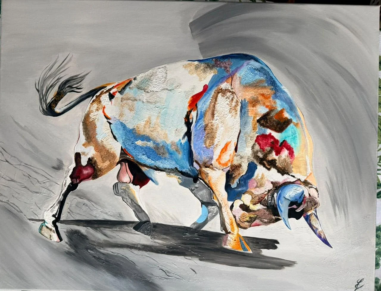 Pintura de toro con cabeza inclinada y manchas de colores sobre fondo gris