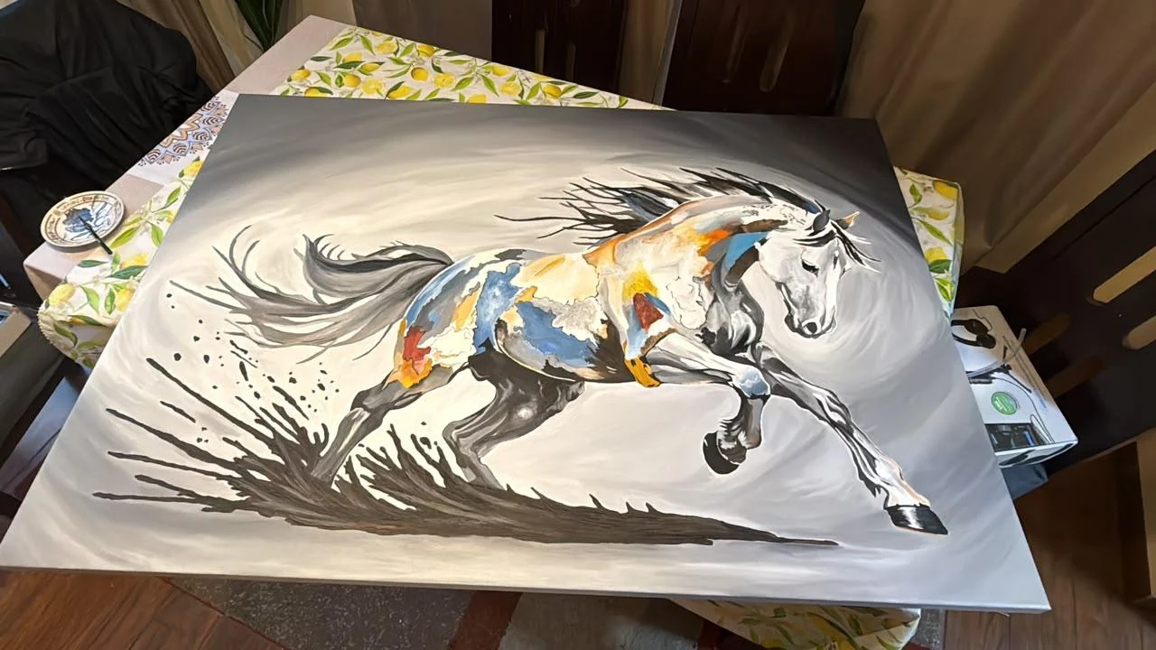 Freedom, pintura original de un caballo blanco y negro en movimiento con manchas de color azul, ocre y dorado