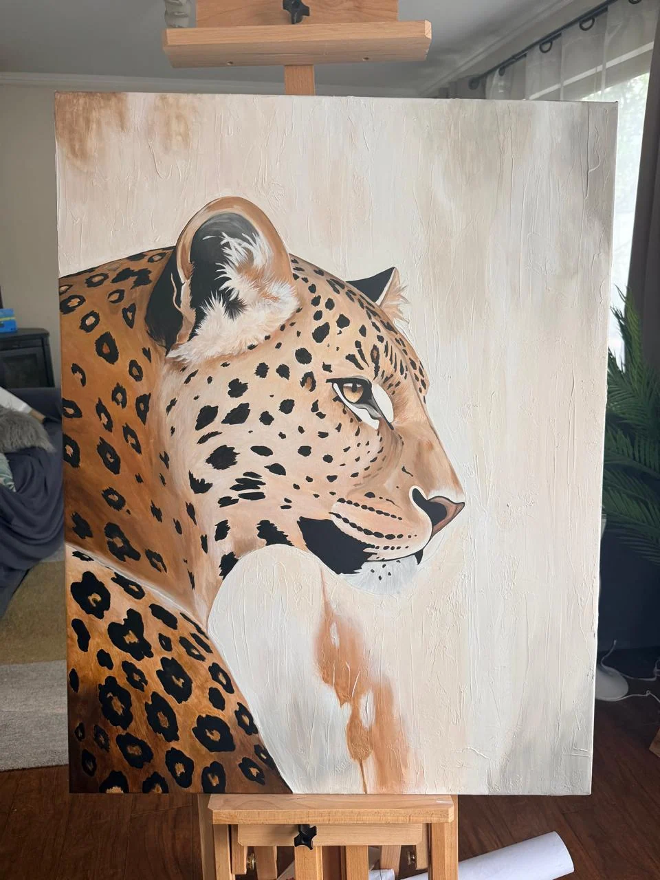 Pintura de un leopardo de perfil en colores tierra y fondo blanco texturado