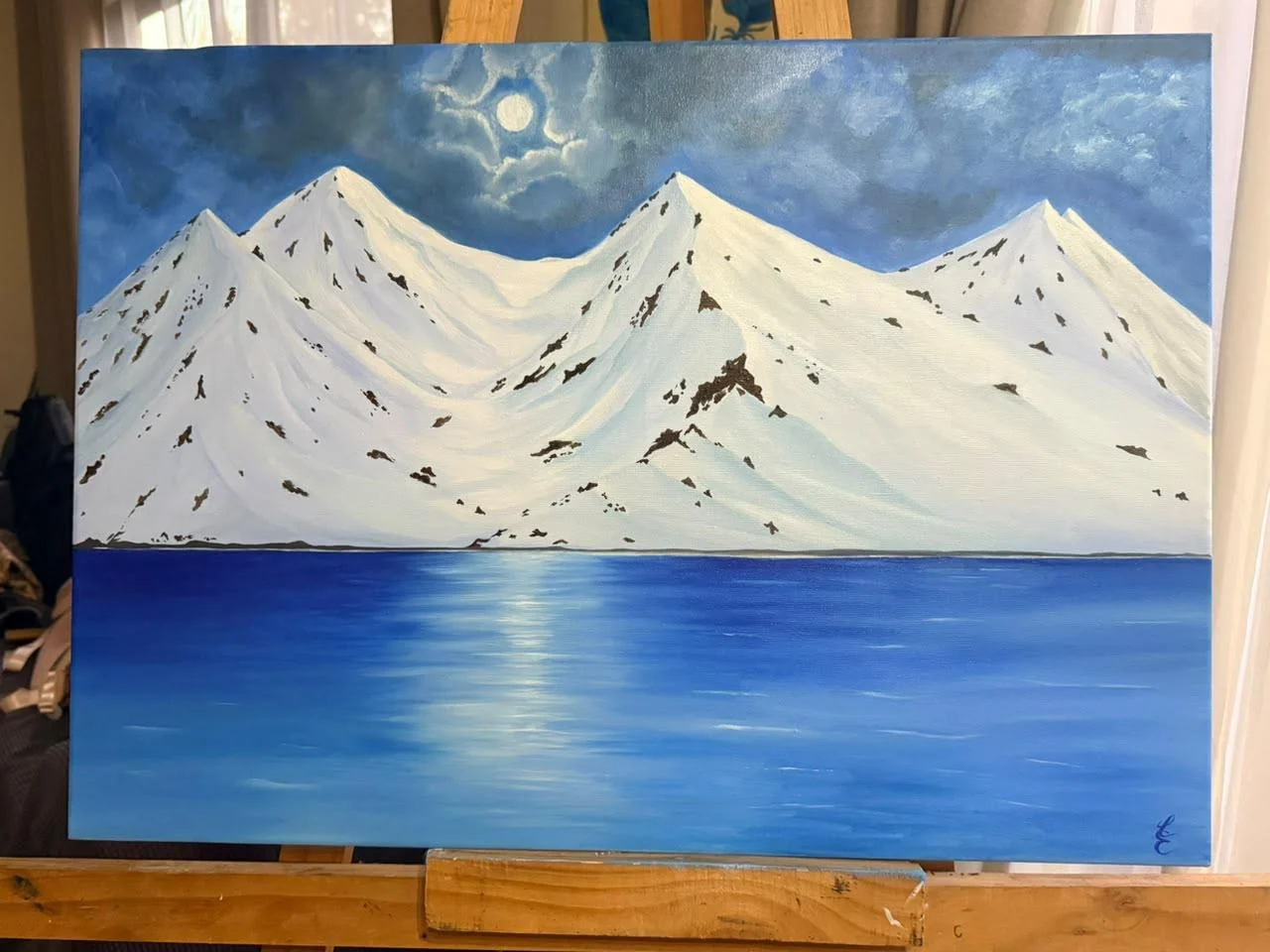 Paisaje de montañas nevadas y lago azul