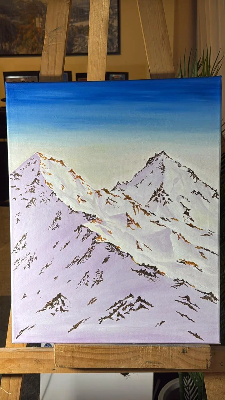 Pintura vertical de cumbres nevadas en tonos blancos, lilas y cielo azul